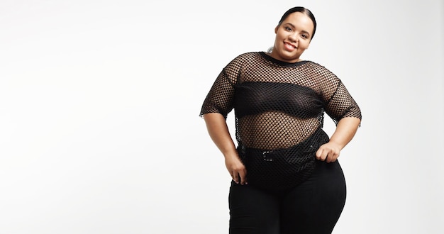 Bezpłatne zdjęcie model plus size w studio strzelać szczęśliwy uśmiechnięty