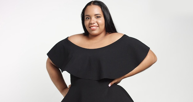 Model plus size w studio strzelać szczęśliwy uśmiechnięty