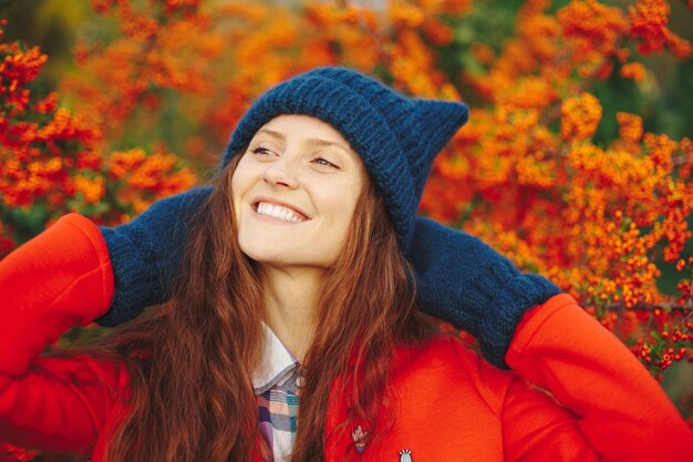 Model w stylowej czapce zimowej i rękawiczkach