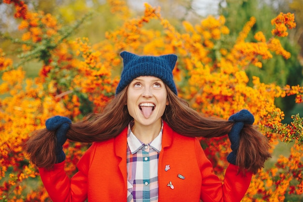 Model w stylowej czapce zimowej i rękawiczkach