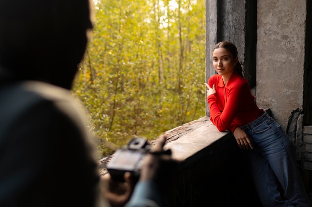 Bezpłatne zdjęcie modelka fotografowana w środowisku grunge podczas eksploracji miasta