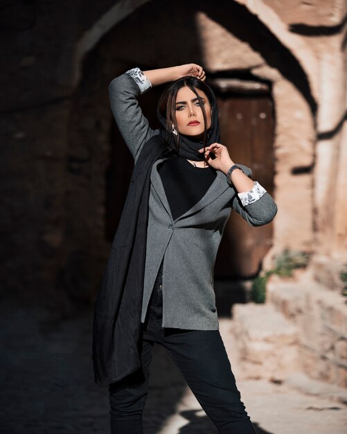 Modelka na sobie garnitur i hidżab
