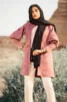 Bezpłatne zdjęcie modelka w różowej kurtce w plenerze, z czarnym nakryciem głowy