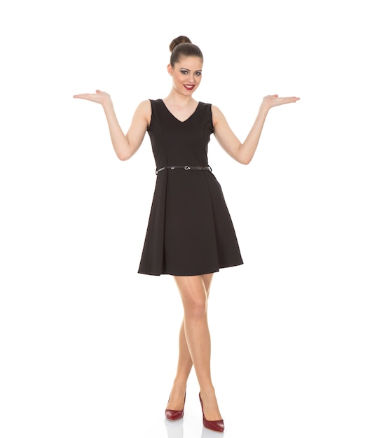Modelu dziewczyna w czarnej sukni