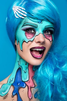 Modna Dziewczyna Zombie. Portret Kobiety Pin-up Zombie. Projekt Malowania Ciała. Makijaż Halloween. Premium Zdjęcia