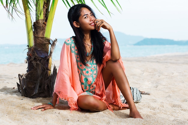 Bezpłatne zdjęcie modny portret azjatyckiej kobiety pozuje na tropikalnej plaży