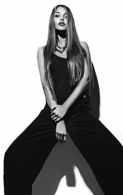 Mody look.glamor portret model piękny seksowny stylowy kaukaski młoda kobieta w czarne ubrania pozowanie w pobliżu ściany