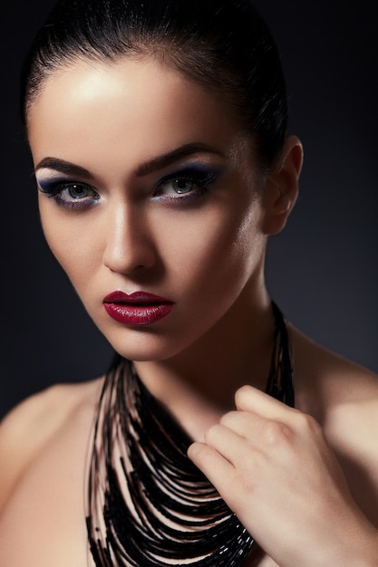 Bezpłatne zdjęcie mody look.glamor zbliżenie portret model piękny seksowny stylowy brunetka kaukaski młoda kobieta