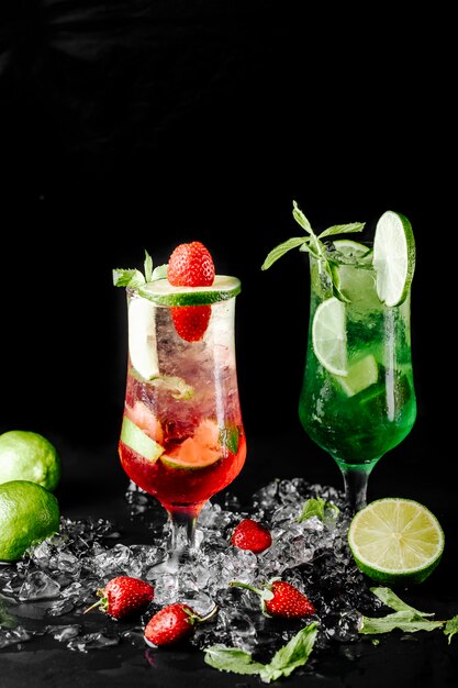 Mojito z zielonej limonki z koktajlami miętowymi i czerwonymi jagodami.