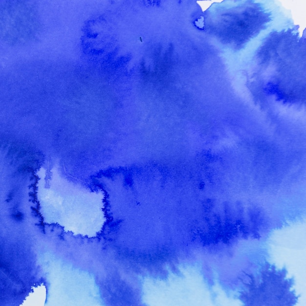 Mokra, rozmyta niebieska plama pomalowana akwarelą