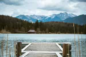 Bezpłatne zdjęcie molo prowadzi do lautersee niedaleko mittenwald w alpach bawarskich