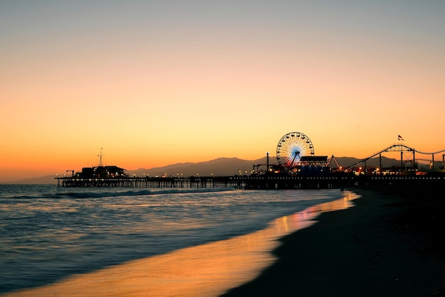 Bezpłatne zdjęcie molo w santa monica na plaży w los angeles