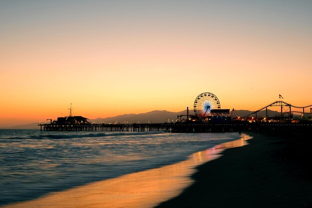 Molo w Santa Monica na plaży w Los Angeles