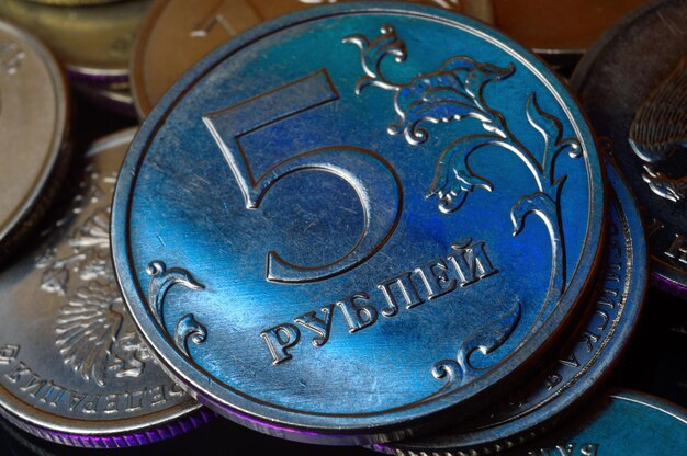 Moneta rosyjska o nominale 5 rubli jest podświetlona na niebiesko. zbliżenie.