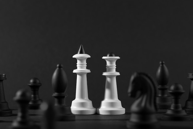 Monochromatyczne elementy do gry w szachy