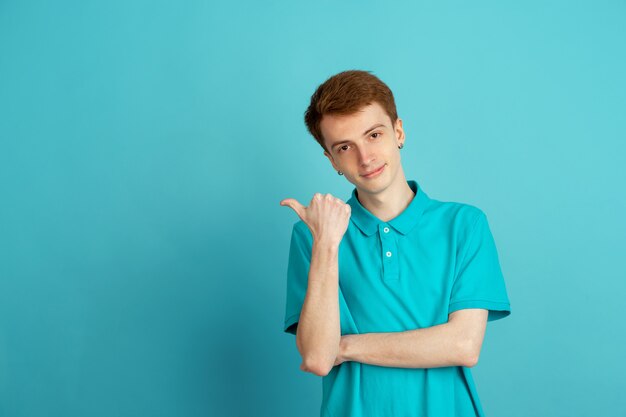 Monochromatyczny portret młody człowiek na błękitnym tle