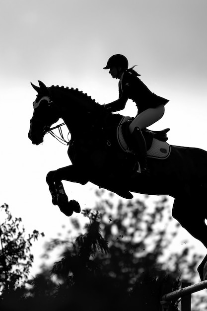 Bezpłatne zdjęcie monochromatyczny portret sportowca rywalizującego w mistrzostwach igrzysk olimpijskich