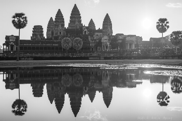 Monochromatyczny widok Angkor Wat na Dzień Światowego Dziedzictwa