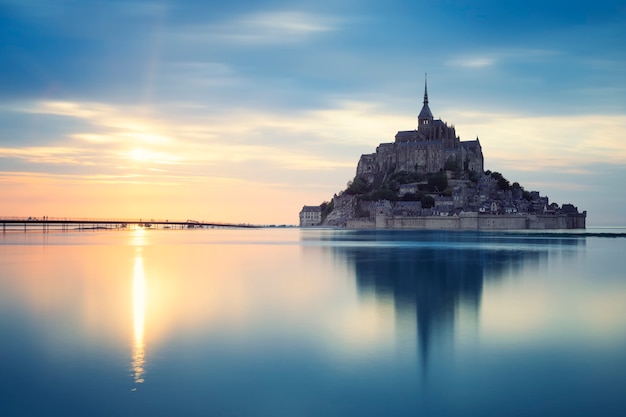 Mont-Saint-Michel o zachodzie słońca, Francja, Europa.