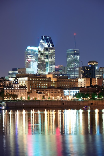 Bezpłatne zdjęcie montreal nad rzeką o zmierzchu z miejskimi światłami i miejskimi budynkami