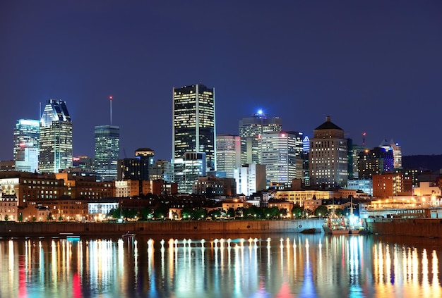 Montreal nad rzeką o zmierzchu z miejskimi światłami i miejskimi budynkami