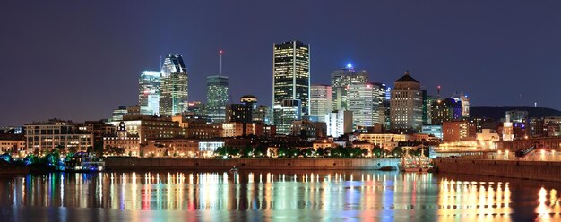 Montreal nad rzeką o zmierzchu