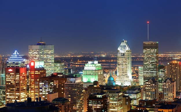 Montreal o zmierzchu z miejskimi wieżowcami widzianymi z Mont Royal