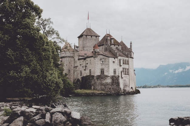 Montreux, szwajcaria - 2 lipca 2017: piękny widok na słynny zamek chateau de chillon i jezioro genewskie