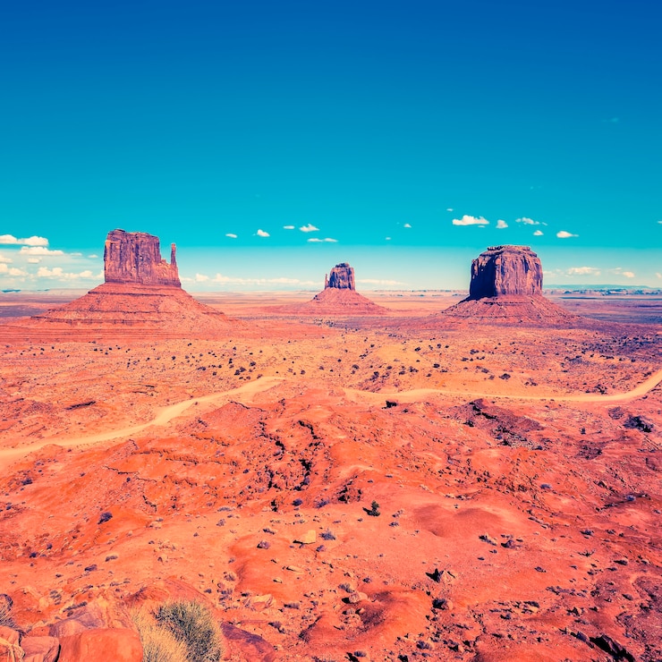 Bezpłatny plik Zdjęcie monument valley pod błękitnym niebem, usa.