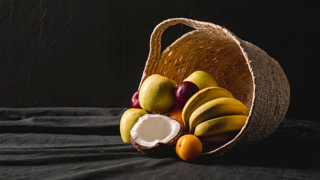 Bezpłatne zdjęcie moody fruit still life