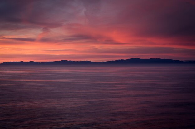 Morski krajobraz podczas zapierającego dech w piersiach zachodu słońca w Rancho Palos Verdes w Kalifornii