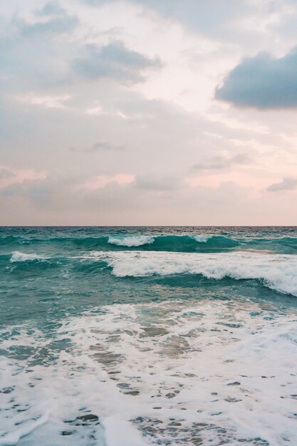 Morze i tło błękitnego nieba.
