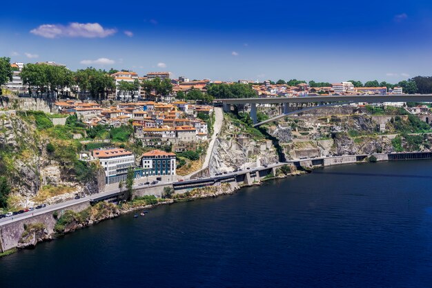 Morze otoczone budynkami i zielenią w Porto pod słońcem w Portugalii