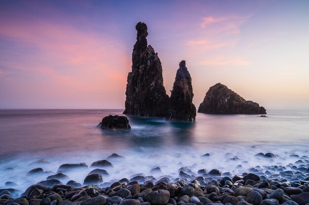 Morze stosy podczas zachodu słońca na plaży Ribeira da Janela, Madera, Portugalia