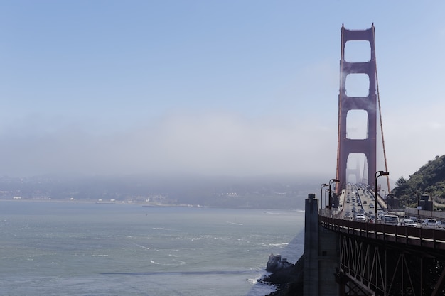 Most Golden Gate pokryty mgłą w ciągu dnia w San Francisco w Kalifornii