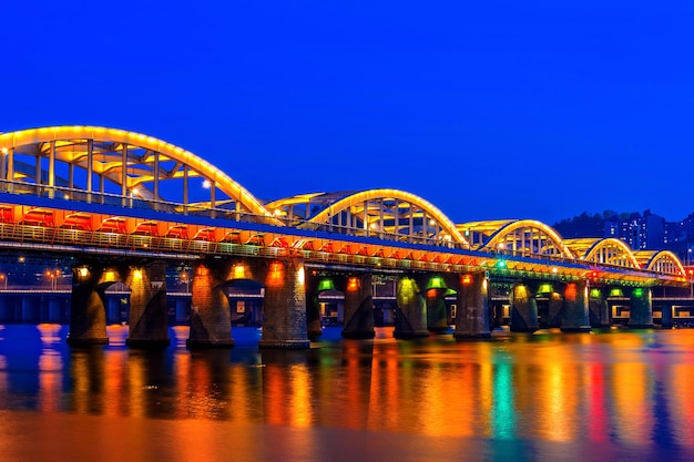 Bezpłatne zdjęcie most hangang nocą w seulu w korei południowej