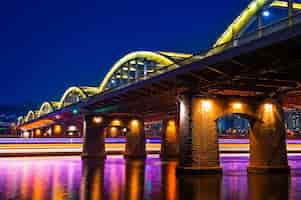Bezpłatne zdjęcie most hangang nocą w seulu w korei południowej
