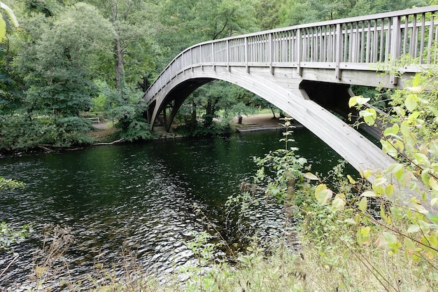 Most nad rzeką w parku