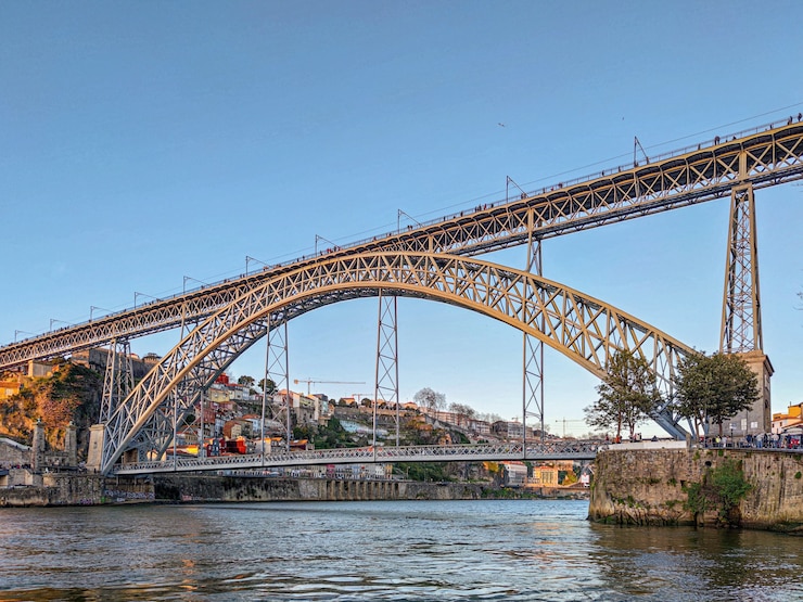 Bezpłatny plik Zdjęcie most porto z niskiego kąta