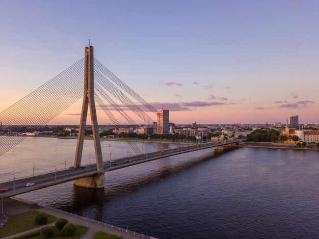 Most Vansu nad rzeką Dźwiną podczas zachodu słońca w Rydze, Łotwa