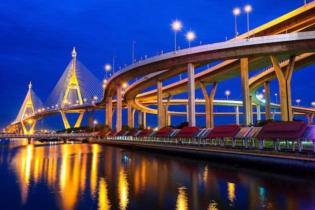Bezpłatne zdjęcie most wiszący bhumibol w tajlandii