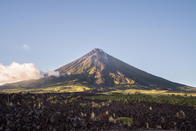 Mount Mayon pod błękitnym niebem na Filipinach