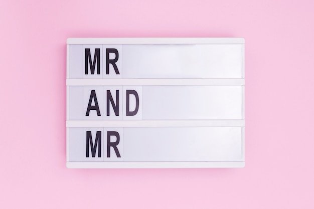 Mr i Mr light box message na różowym tle