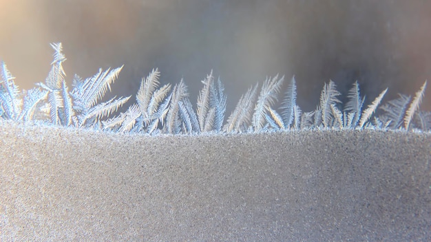 Mroźne wzory na zbliżenie szyby okiennej. naturalne tekstury i tła. wzory lodu na zamrożonych