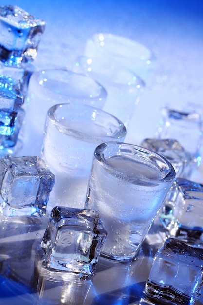 Mrożone szklanki z zimnym napojem alochol