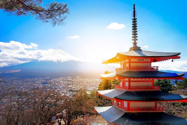 Mt. Fuji z czerwoną pagodą zimą, Fujiyoshida, Japonia