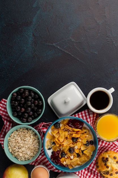 Bezpłatne zdjęcie muesli i kawa na śniadanie