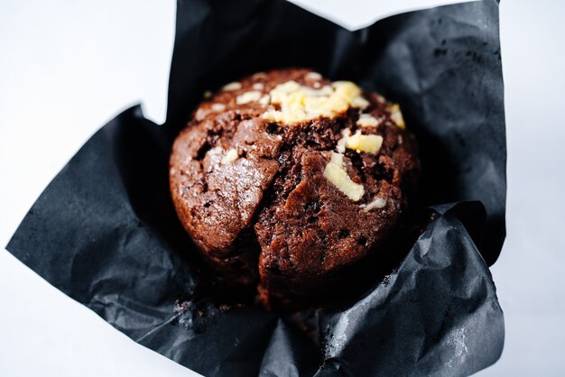 Muffin czekoladowy wypełniony orzechami