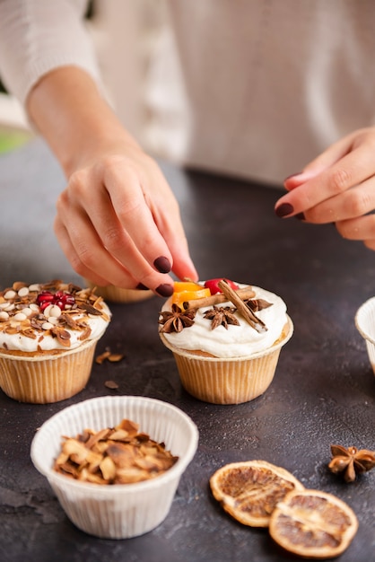 Bezpłatne zdjęcie muffin z polewą i cynamonem