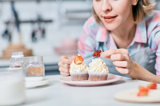 Bezpłatne zdjęcie muffin z porzeczkami